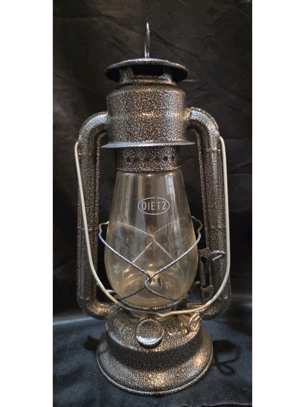 Dietz Junior #20 oil-burning lantern black silver speckled finish